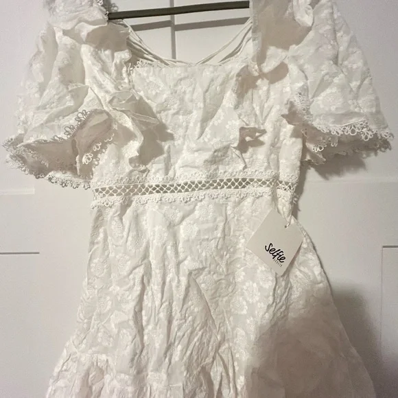 NEW Selfie Leslie: How Romantic Flounce Sleeve Lace-Up Back Dress - Picture 5 of 8